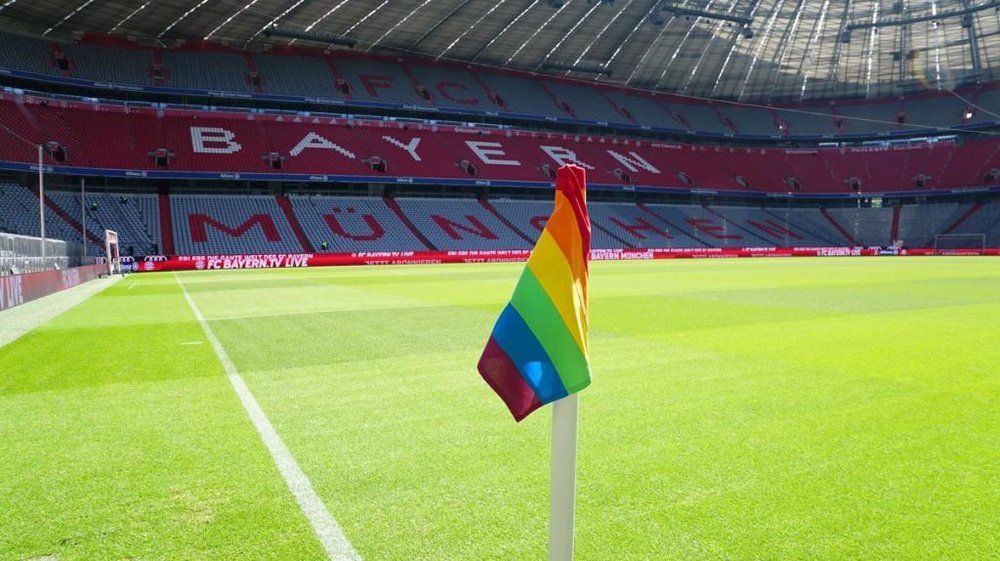Un arc-en-ciel sur les drapeaux de corner du Bayern. FCBayern