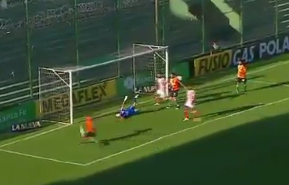 Banfield marcó un gol ante Unión con el portero en el suelo. Youtube