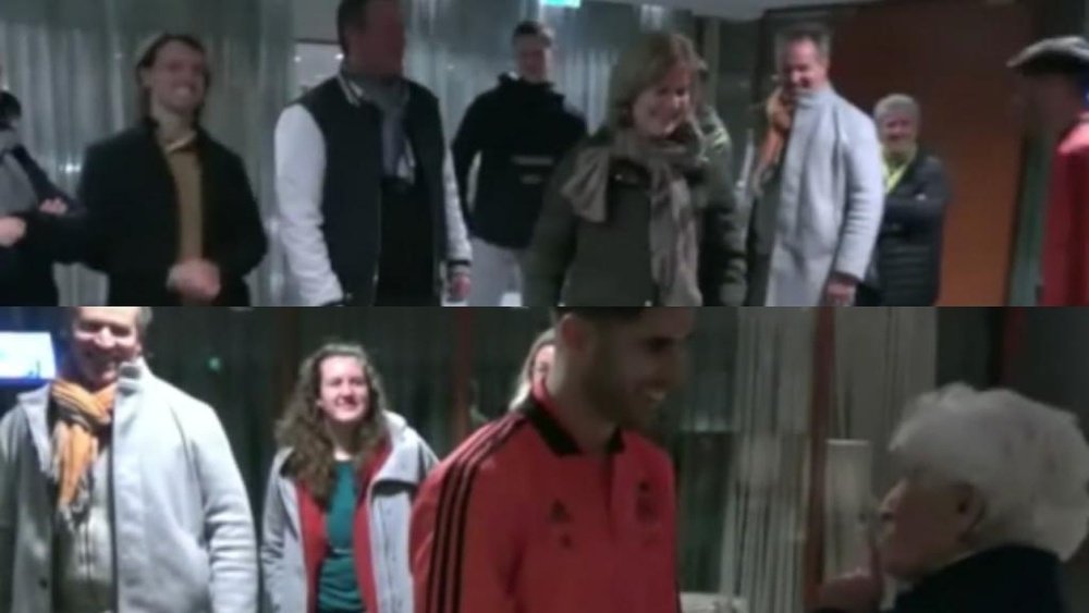 Asensio disfrutó del postpartido con su familia holandesa. Captura/RealMadridTV