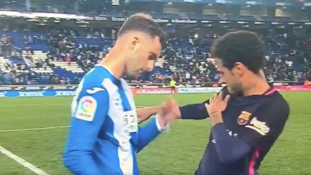 Baptisatoa et Neymar se disant bonjour à la fin du derby catalan. Twitter