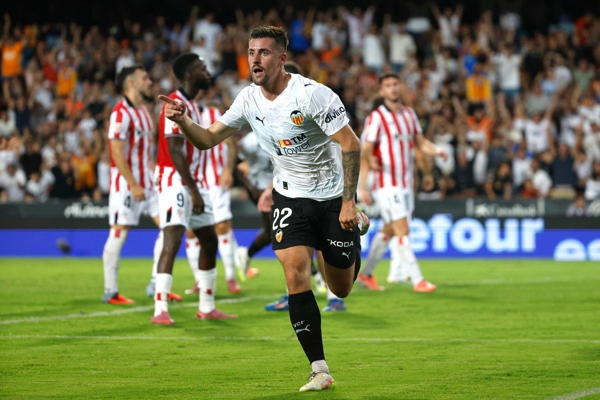 Santamaria se cuela en el pasillo de Vivian