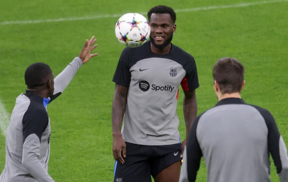 Kessié pretende seguir en el Barcelona. AFP