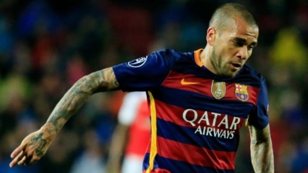 Alves estaría dispuesto a enfundarse la camiseta azulgrana de nuevo. AFP