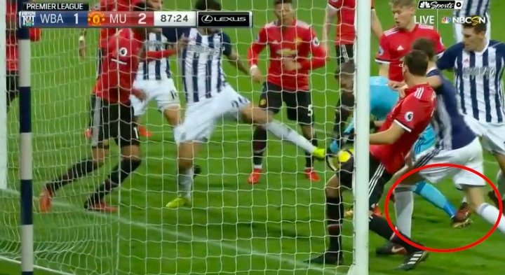 Barry, gol al United y pisotón antideportivo a De Gea