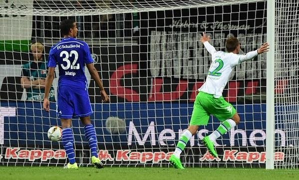 Bas Dost celebra su tanto, el primero de la noche, en el Wolfsburgo-Schalke. Twitter