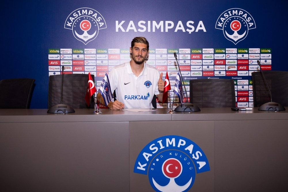 Batuhan Altintas posa para la foto en el momento de firmar su nuevo contrato como jugador del Kasimpasa, donde jugará cedido a préstamo del Hamburgo. Kasimpasa