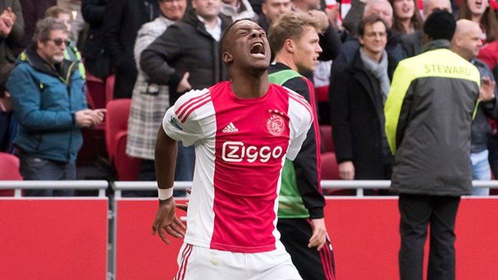 Bazoer subió el definitivo 2-1 al marcador del Ajax. AFCAjax