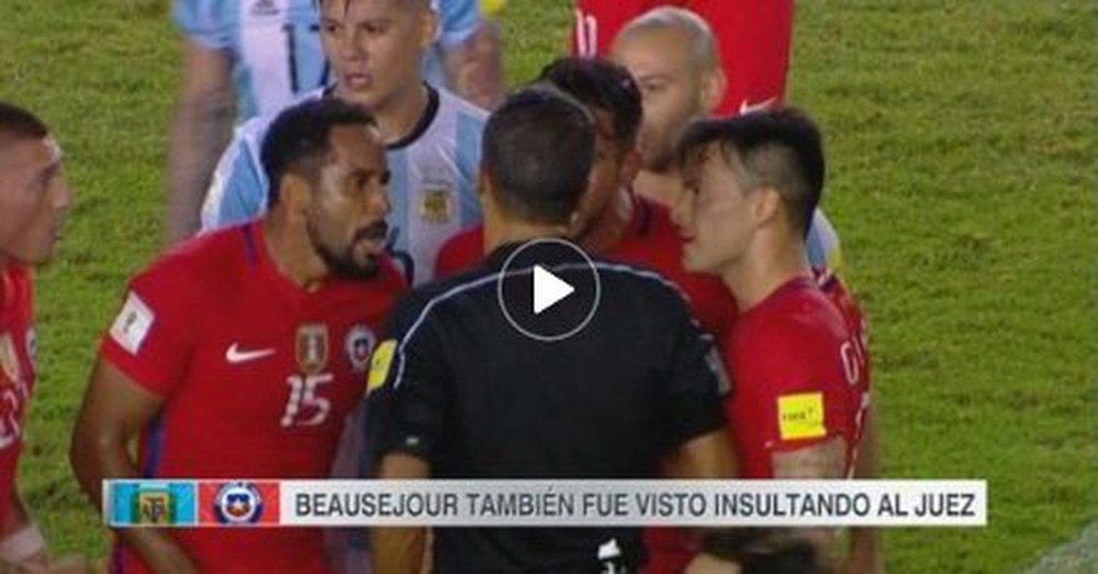 Beausejour, insultando al árbitro del Argentina-Chile. ESPN