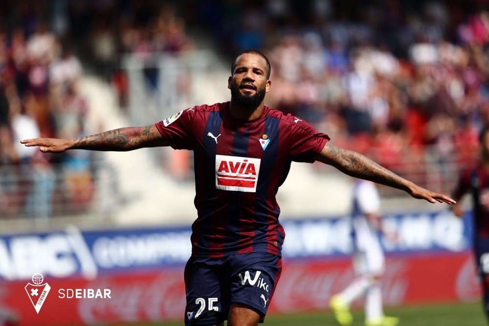 Bebé consigue un golazo para el Eibar en Primera División. SDEibar