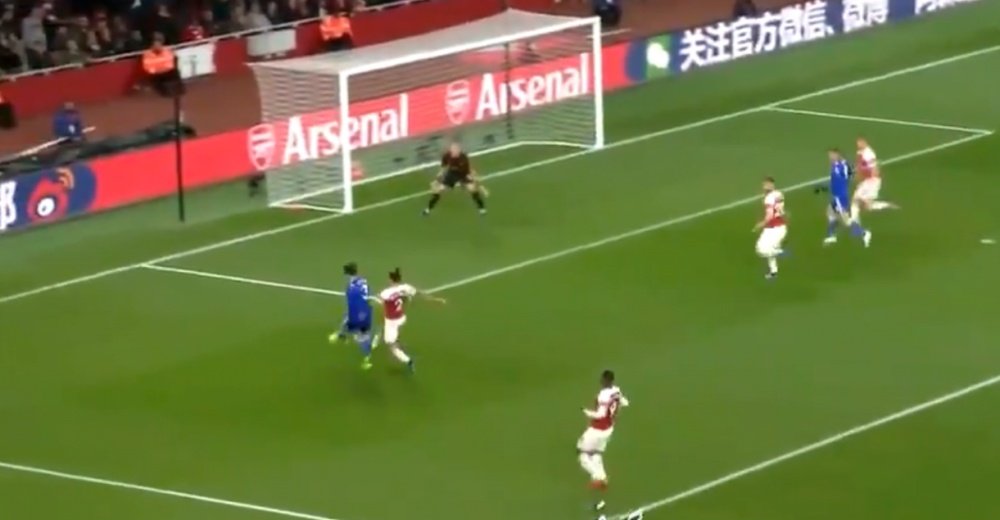 Chilwell's cross deflected off the Arsenal man. Captura BEIN