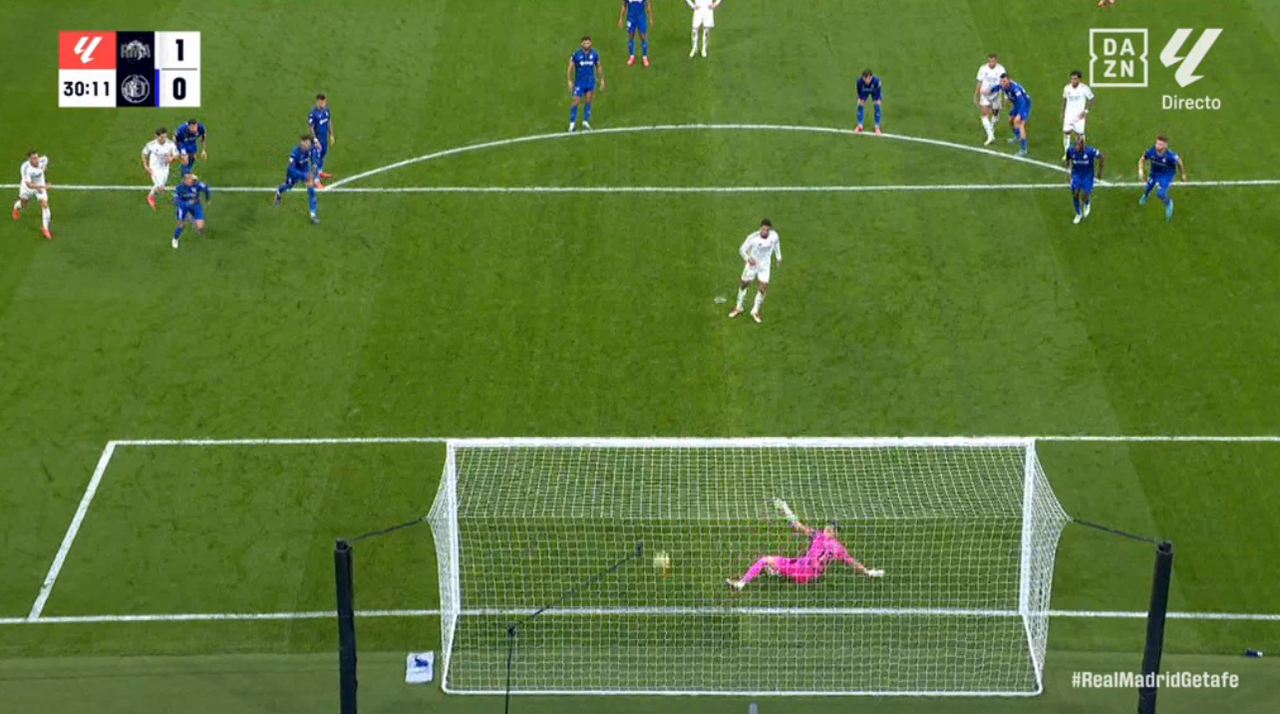 Mbappé le cedió el penalti a un Bellingham que, con 'paradinha' incluida, adelantó al Madrid