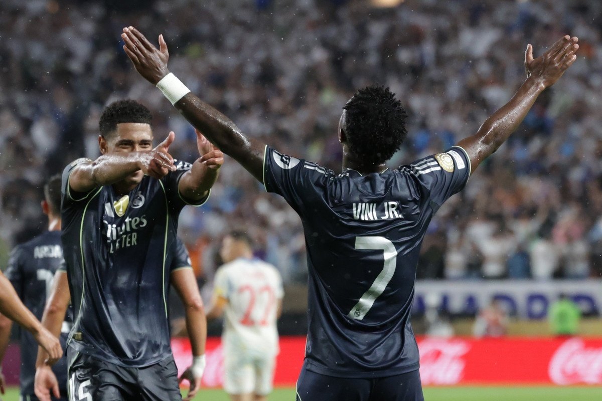 Nesta quinta-feira, Salzburg e Real Madrid se enfrentaram em duelo pela 3ª rodada da fase de grupos do Mundial de Clubes 2024-25. Com gols de Vini Jr., Valverde e Gonzalo, o Madrid assumiu a liderança do grupo e se classificou direto para as oitavas de final.