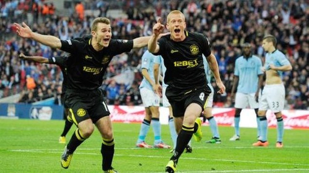 'The Latics' alzaron su único título ante el Manchester City. EFE