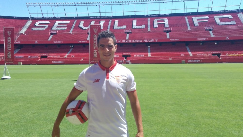 Ben Yedder posa en el Sánchez Pizjuán con la camiseta del Sevilla. SevillaFC