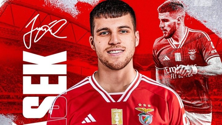 OFICIAL: Benfica contrata David Jurásek