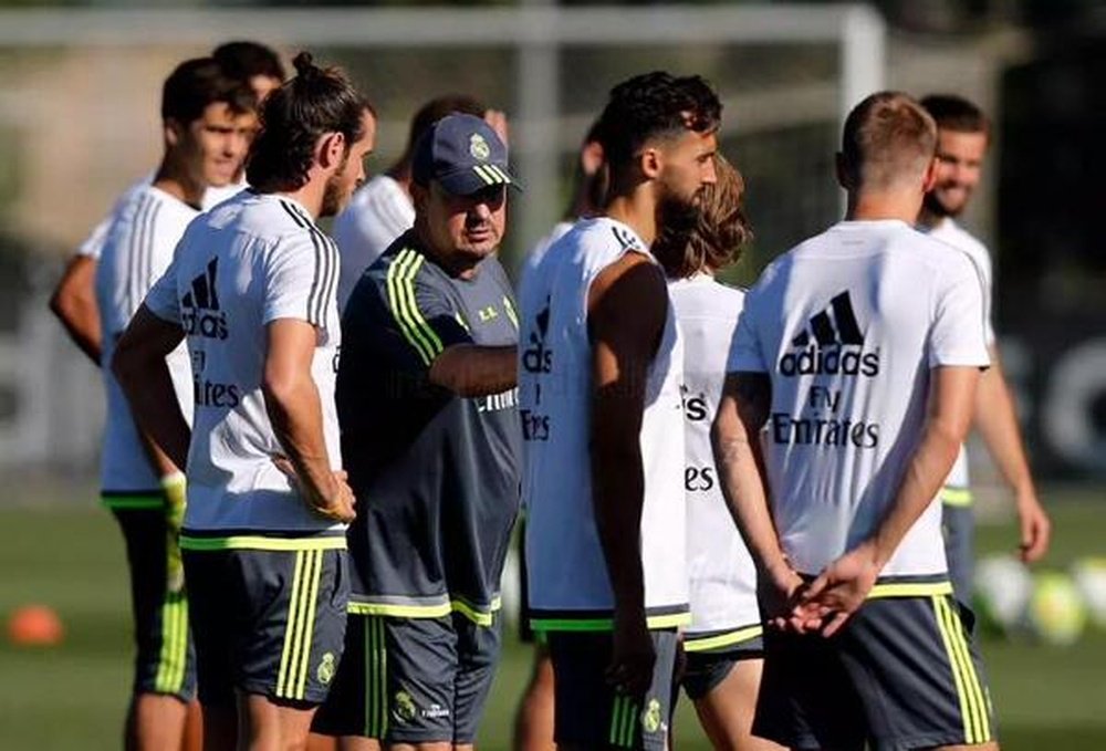 Benítez charla con los jugadores durante un entrenamiento del Real Madrid. Twitter