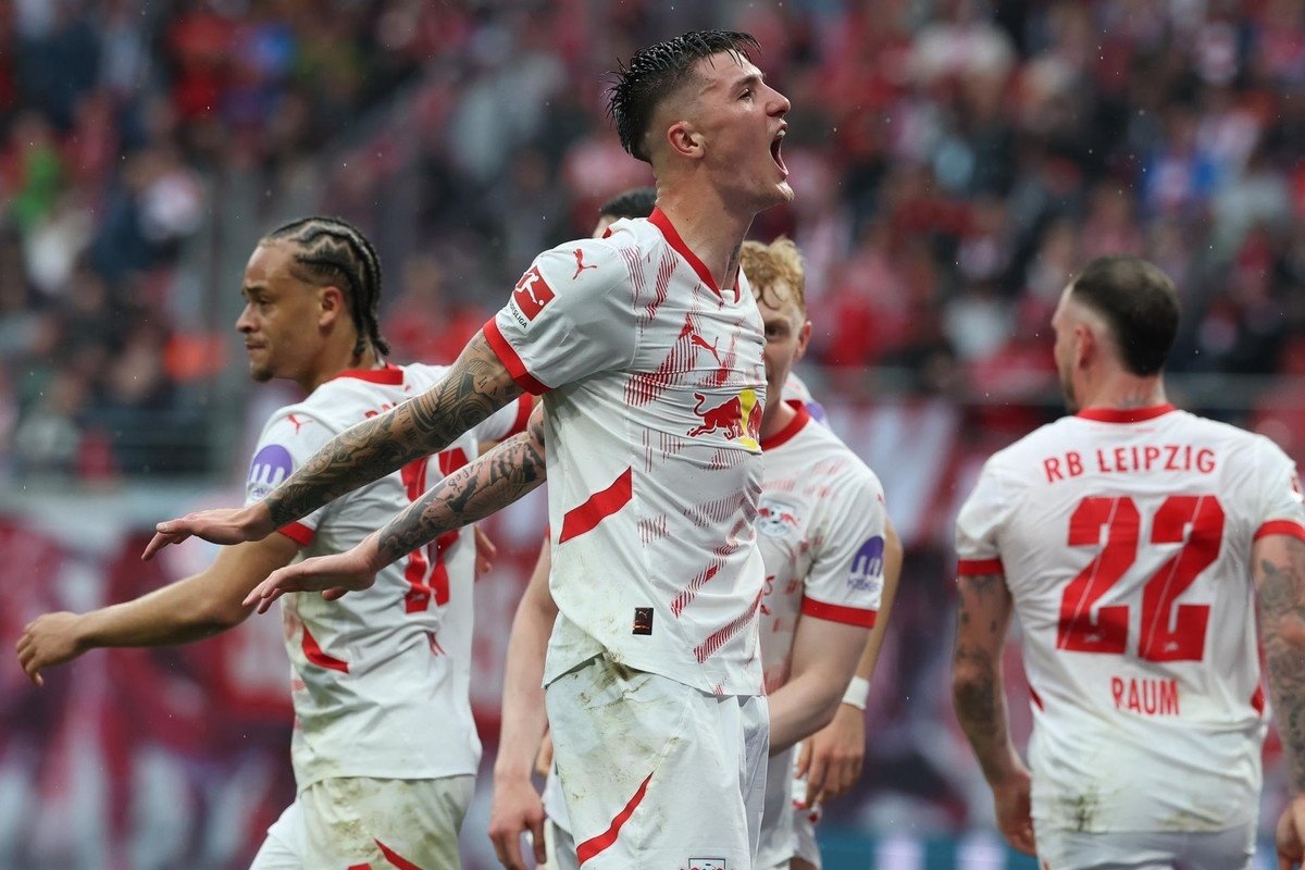According to Fabrizio Romano, Arsenal are targeting RB Leipzig striker Benjamin Sesko. The Gunners have already started to move to sign the Slovenian, who is under contract with the German club until 2029.