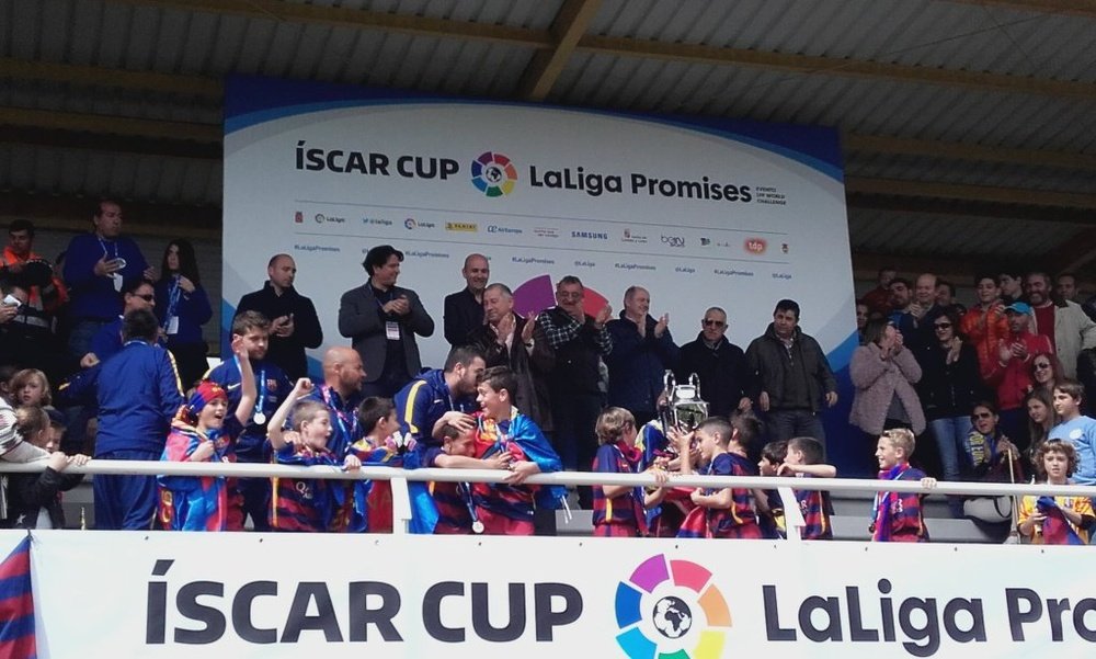 Benjamines del FC Barcelona coronándose campeones de la Íscar Cup. Iscarcup
