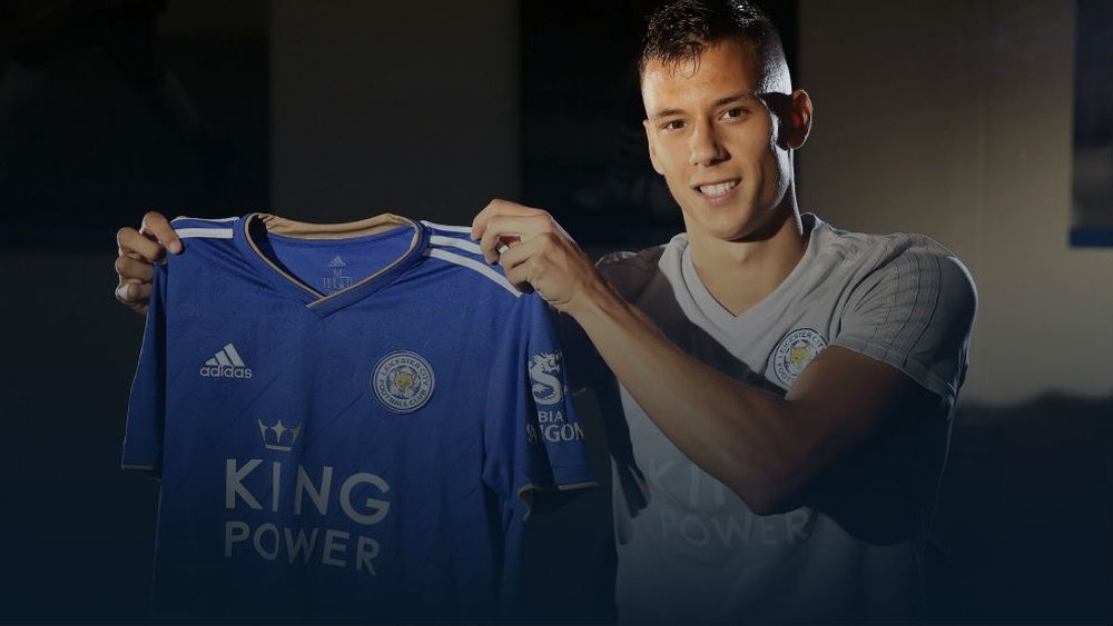 Benkovic posó orgulloso con su camiseta del Leicester. Leicester
