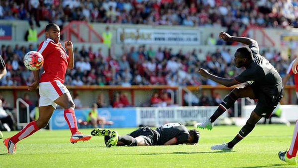 Benteke, en el partido de su debut con el Liverpool ante el Swindon. Twitter.
