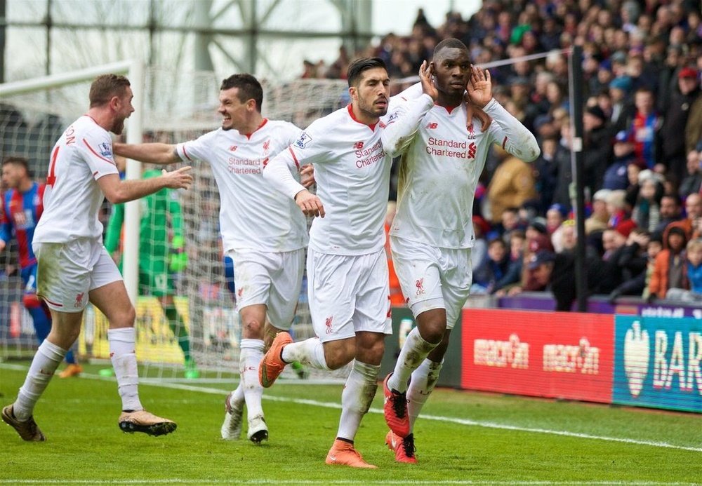 Benteke celebra el tanto de la victoria del Liverpool junto a sus compañeros. Twitter
