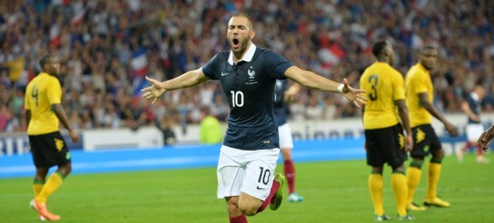 Karim Benzema célèbre un but en équipe de France. LFP