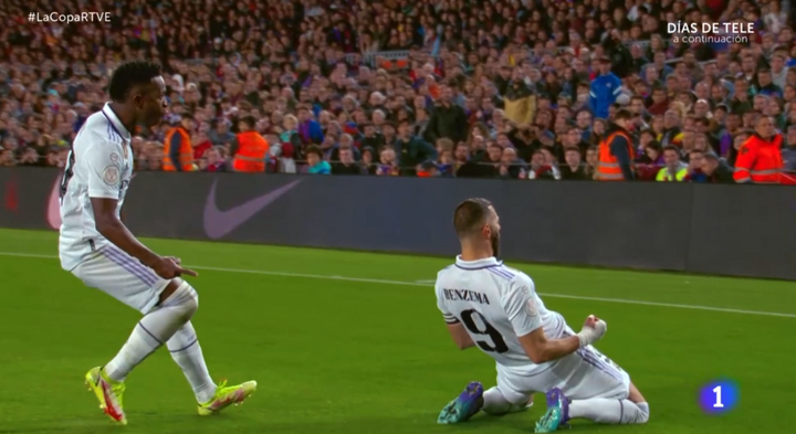 Dois de Benzema em oito minutos colocam o Real com um pé na final