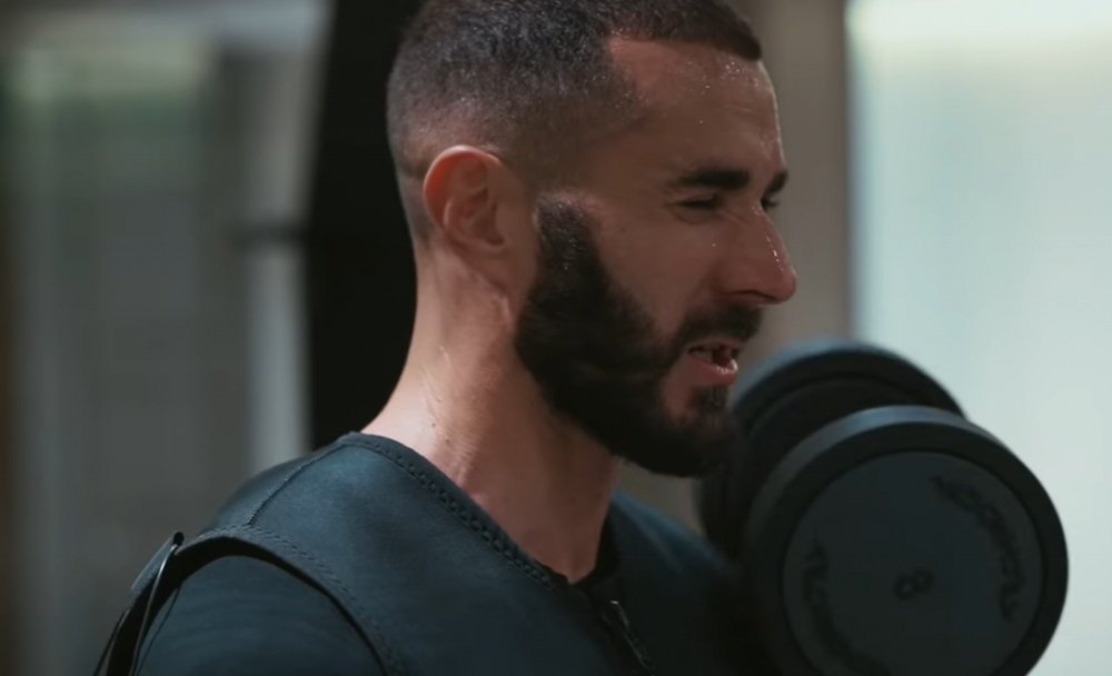 Benzema treina duro na sua academia. Captura/Youtube/KarimBenzema