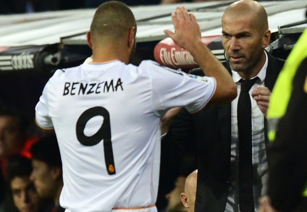 Benzema, junto a Zidane. Twitter