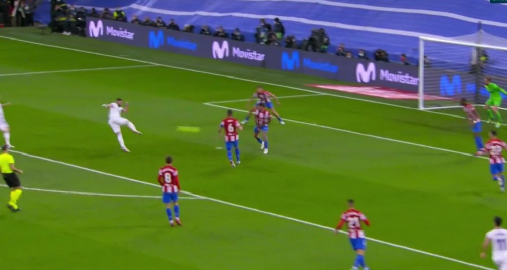 Benzema remató con clase el 'caramelo' de Vinicius. Captura/MovistarLaLiga