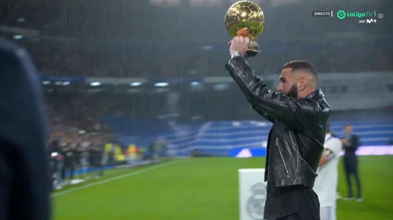 Benzema a offert son Ballon d'Or au Bernabeu