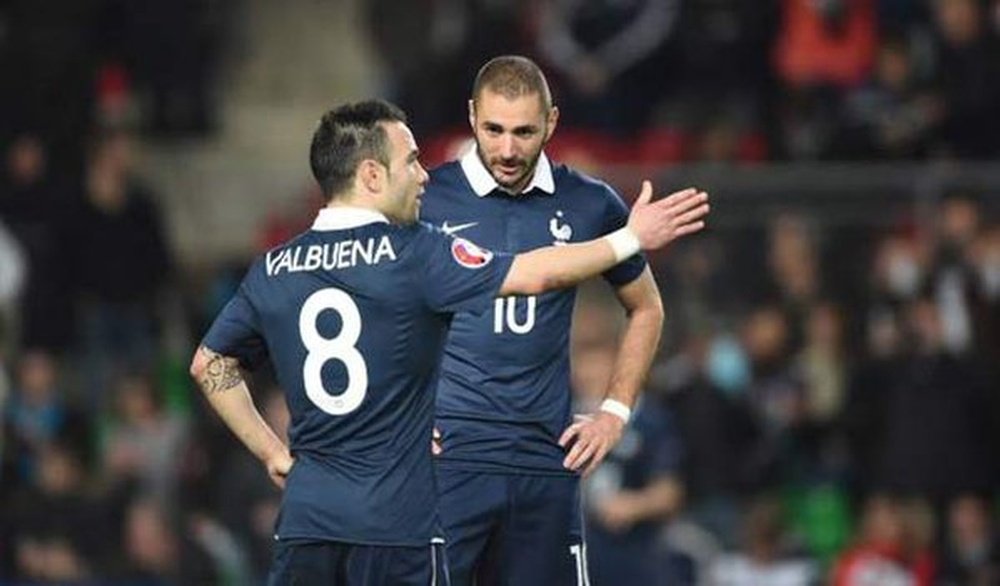 Benzema y Valbuena dialogan en un partido con la selección francesa. Twitter.