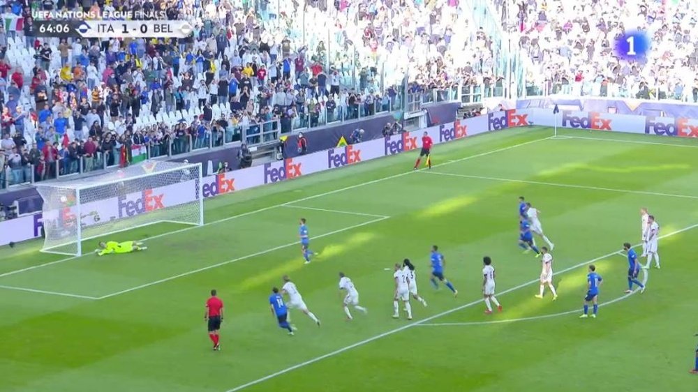 Chiesa provocó el penalti y Berardi hizo un 2-0 que casi evitó Courtois. Captura/RTVE1