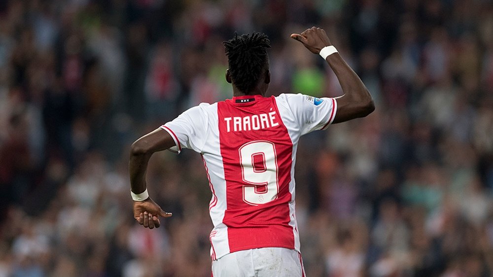 Bertrand Traoré, célébrant un but avec l'Ajax. Ajax