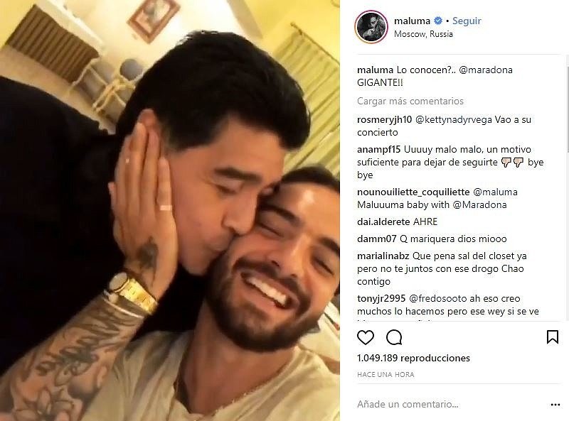 El cariñoso beso de Maradona a Maluma