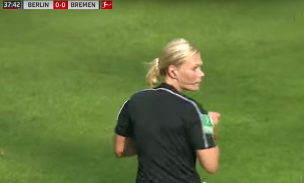 La alemana, durante el encuentro entre el Hertha y el Werder Bremen. Youtube