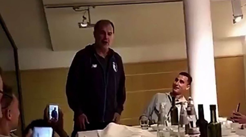 El técnico argentino dio la nota en una cena ante sus jugadores. Twitter