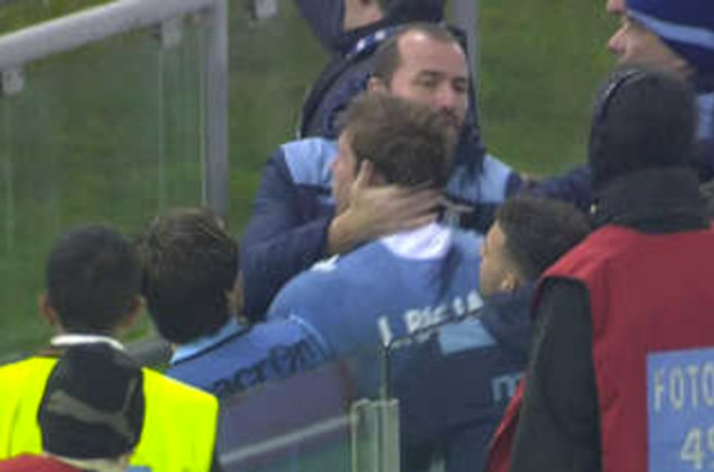 Biglia fue increpado por un seguidor de la Lazio al término del encuentro. Youtube