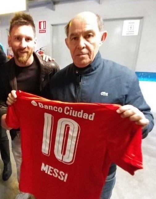 El ex jugador de Independiente le obsequió a la 'Pulga' con la camiseta del equipo. Independiente