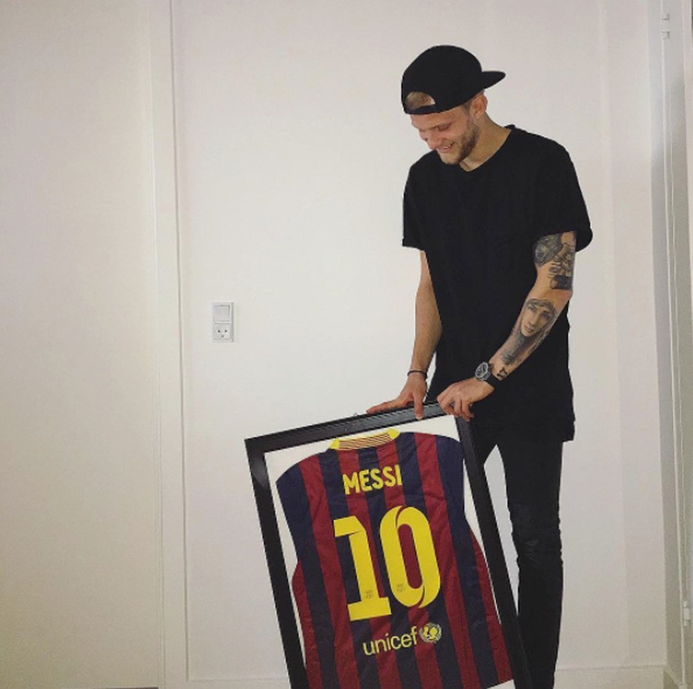 Boilesen posó con la camiseta de Messi. NicolaiBoilesen