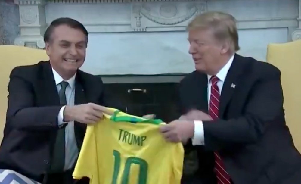 Trump y Bolsonaro se intercambian camisetas de fútbol con sus nombres. Twitter/ActualidadRT