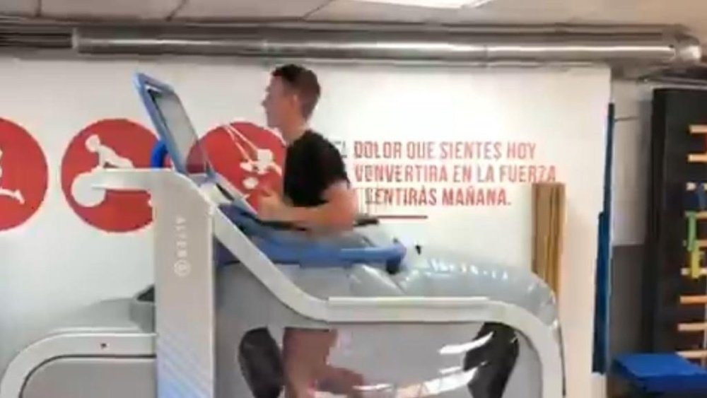Borja Garcés entrena con una máquina antigravitatoria. Twitter/borjagarces9