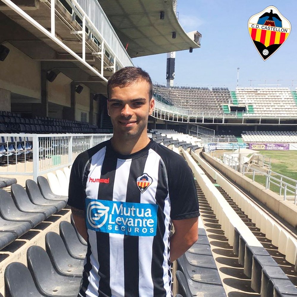 Borja Gómez posa con la camiseta del Castellón. CDCastellón