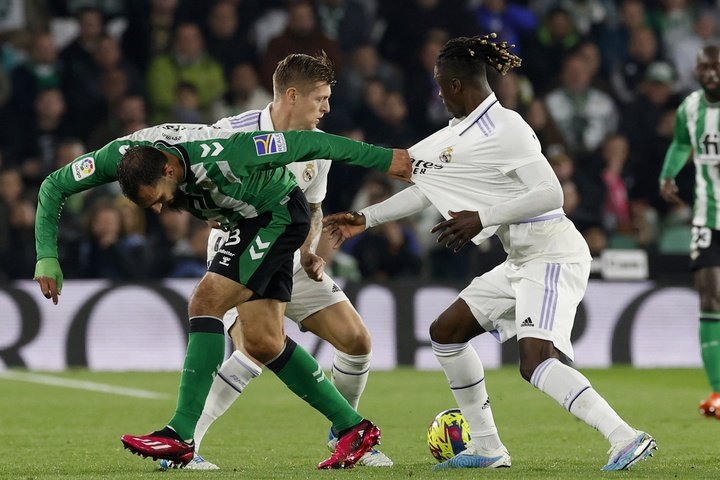 Borja Iglesias agarra a Eduardo Camavinga con Toni Kroos al lado en el Real Betis-Real Madrid de la Primera División 2022-23. EFE