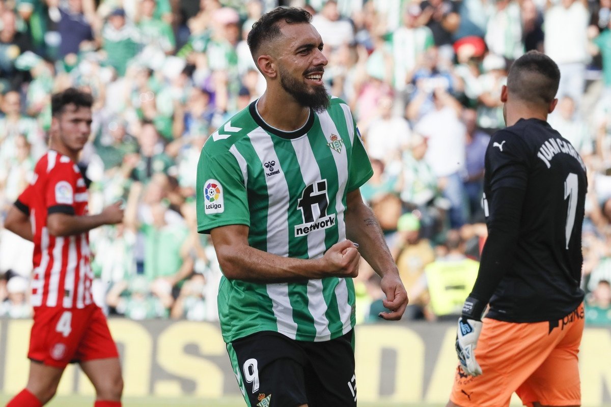 Borja Iglesias celebra el gol de penalti anotado en el Betis-Girona a Juan Carlos, el último que le detuvo uno, hace más de cuatro años. EFE
