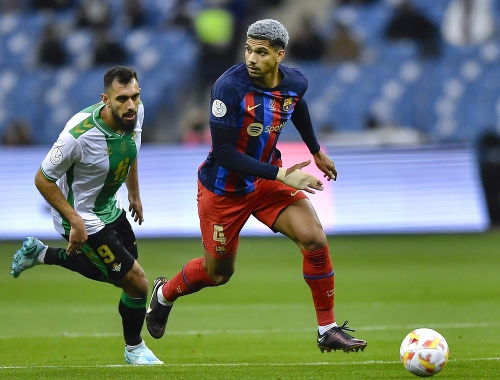 Araujo would re-sign Messi. EFE