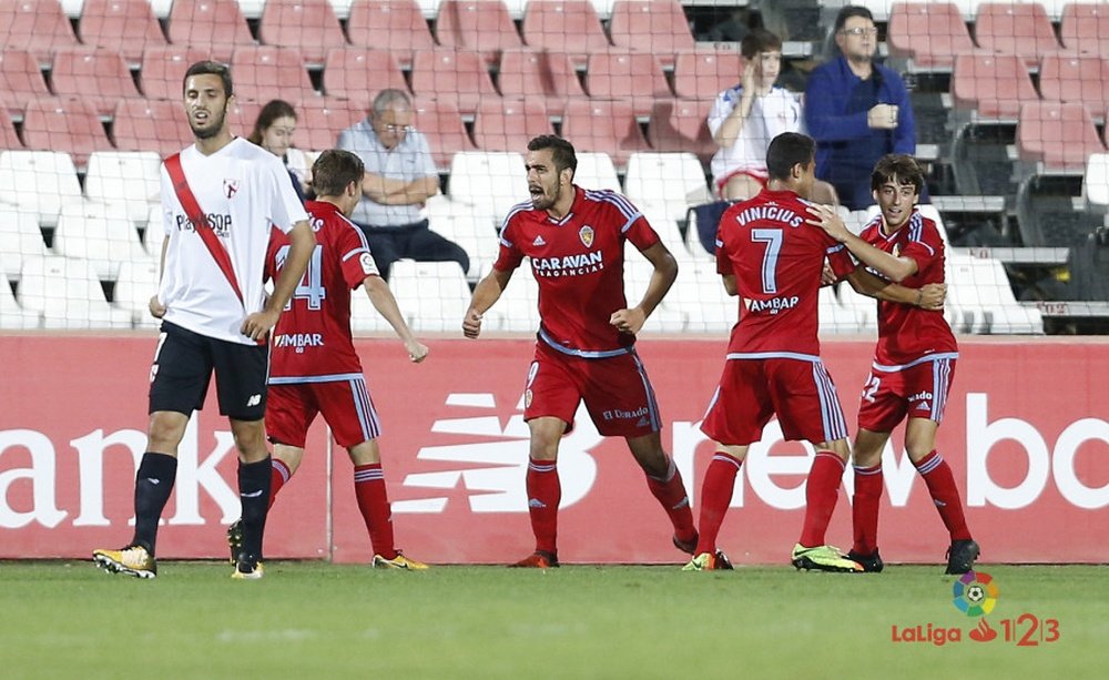 Borja Iglesias y sus compañeros del Zaragoza celebran un gol ante el Sevilla Atlético. LaLiga