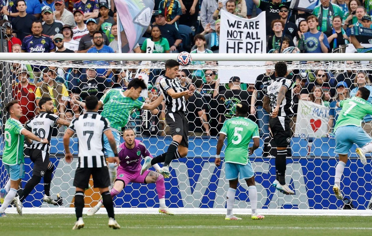 Dos cabezazos salvan a Botafogo de su letargo en Seattle
