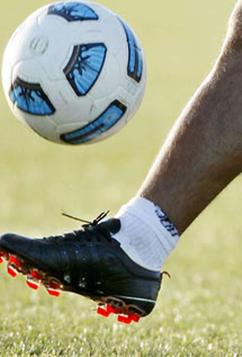 Las botas de fútbol están cobrando una relevancia enorme en la prevención las lesiones. EFE