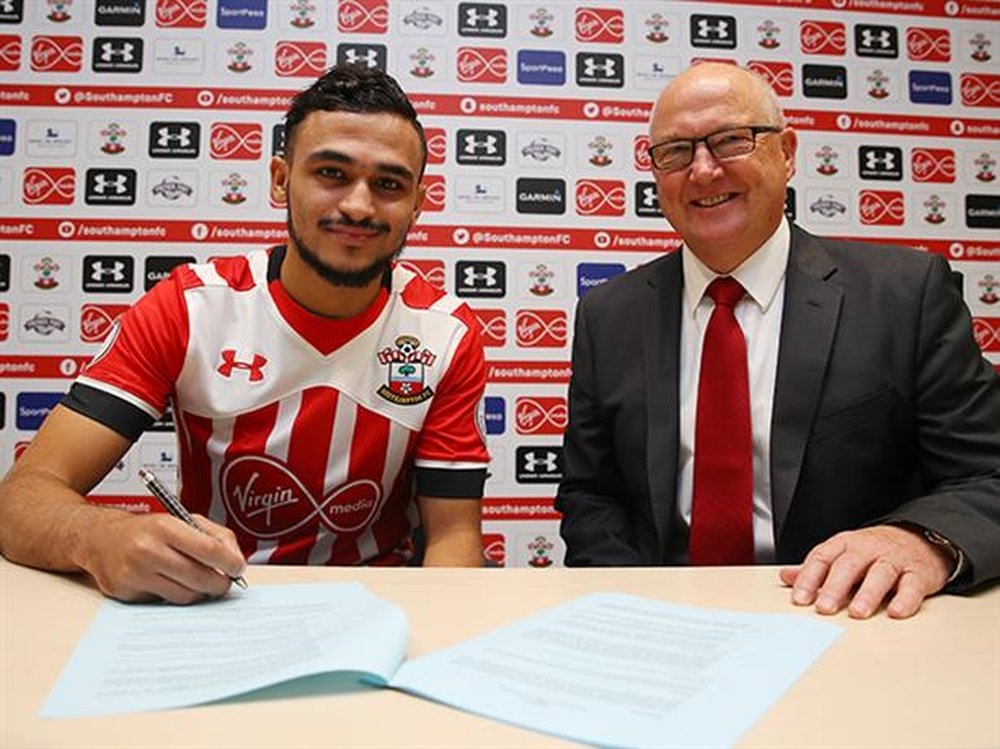 Boufal signs his contract with Southampton. SainstFC